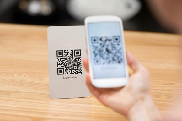 Cashless Tipping with Tip My Waiter. Scanning a QR code with a mobile phone.